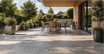 Großzügige Terrasse mit Fliesen