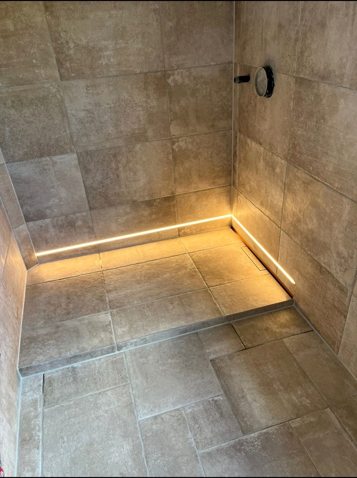 Dusche mit Lichtakzenten – Fliesen Zöchling