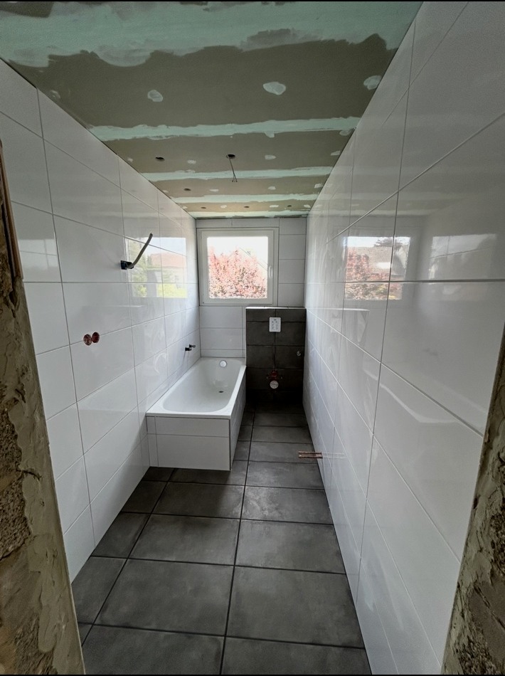 Bad mit Wanne – Fliesen Zöchling
