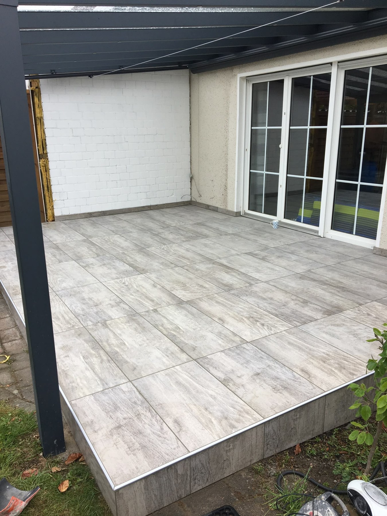 Überdachte Terrasse – Fliesen Zöchling