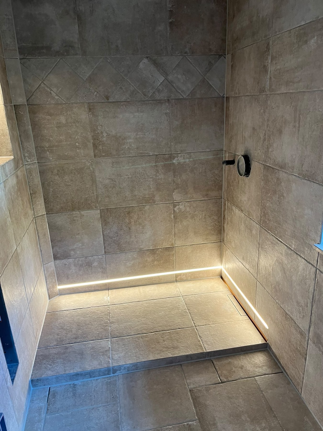 Dusche mit Lichtakzenten – weitere Ansicht – Fliesen Zöchling
